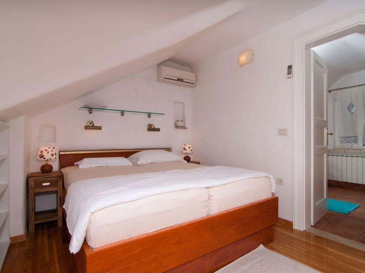 Deluxe Villa Sirena On The Beach With Pool Supetar Exterior photo